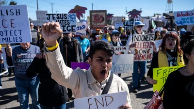 टेक्सास पुलिस ने हिरासत केंद्र से 5 वर्षीय बच्चे की रिहाई की मांग कर रहे प्रदर्शनकारियों पर आंसू गैस का इस्तेमाल किया