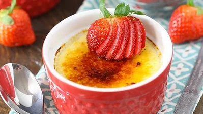 पोषण विशेषज्ञ ने 6 ग्राम प्रोटीन और केवल 145 कैलोरी से भरपूर आसान नो-बेक स्ट्रॉबेरी क्रीम ब्रूली रेसिपी साझा की है