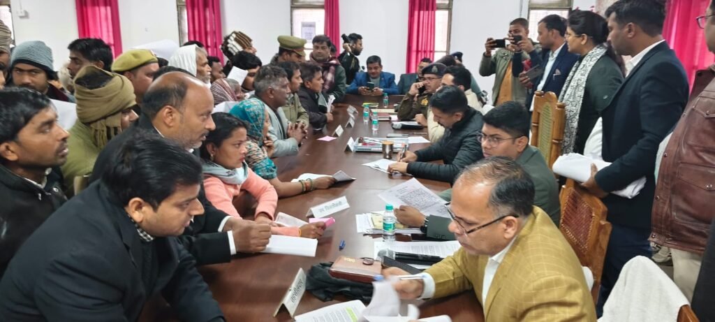 मोहनलालगंज में आयोजित सम्पूर्ण समाधान दिवस में जिलाधिकारी विशाख जी ने सुनीं फरियादियों की समस्याएं 3 WhatsApp Image 2026 01 05 at 1.18.07 PM