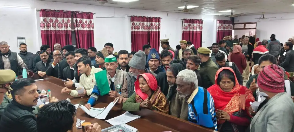 मोहनलालगंज में आयोजित सम्पूर्ण समाधान दिवस में जिलाधिकारी विशाख जी ने सुनीं फरियादियों की समस्याएं 2 WhatsApp Image 2026 01 05 at 1.18.08 PM
