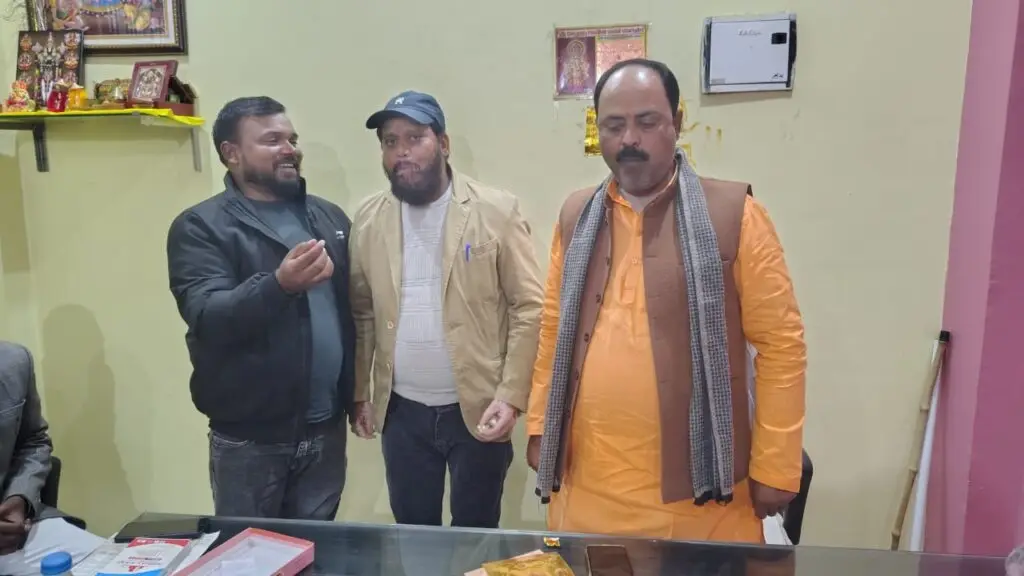 राजधानी प्रेस क्लब के वरिष्ठ उपाध्यक्ष धर्मेन्द्र तिवारी का जन्मदिन धूमधाम से मनाया गया 11 WhatsApp Image 2026 01 05 at 4.34.20 PM