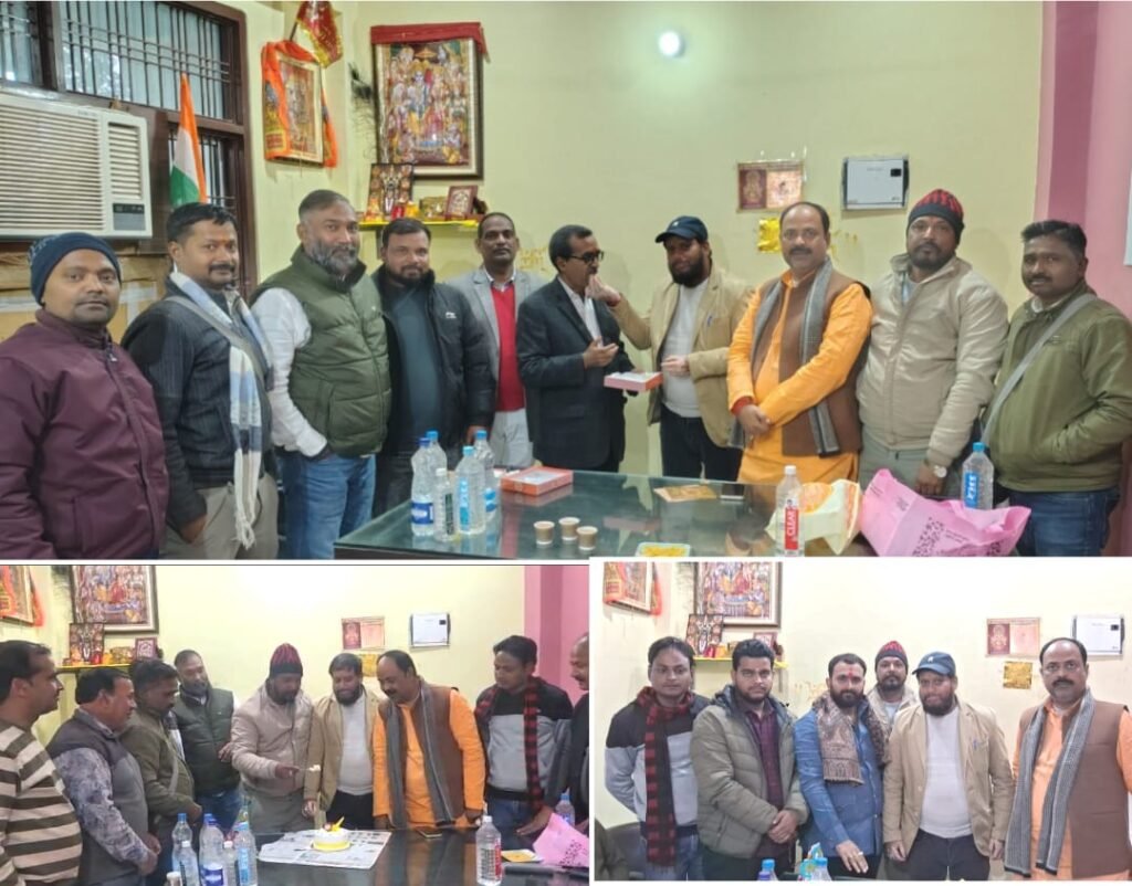 राजधानी प्रेस क्लब के वरिष्ठ उपाध्यक्ष धर्मेन्द्र तिवारी का जन्मदिन धूमधाम से मनाया गया 12 WhatsApp Image 2026 01 05 at 4.42.57 PM 1