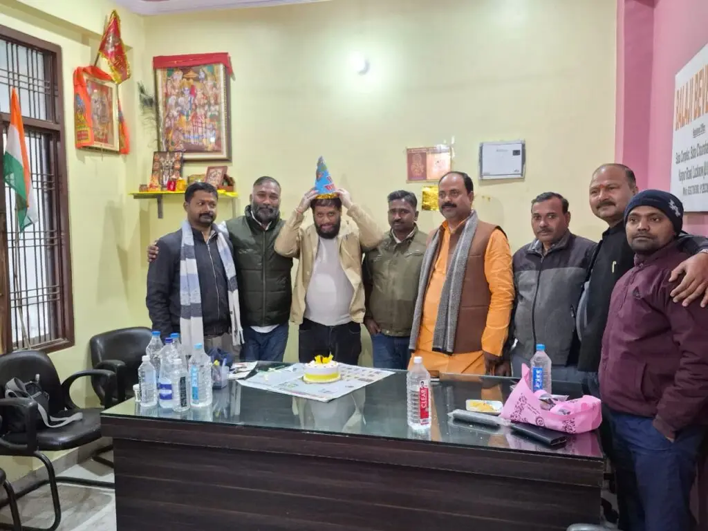 राजधानी प्रेस क्लब के वरिष्ठ उपाध्यक्ष धर्मेन्द्र तिवारी का जन्मदिन धूमधाम से मनाया गया 9 WhatsApp Image 2026 01 05 at 4.50.44 PM
