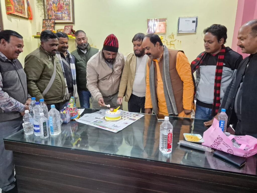 राजधानी प्रेस क्लब के वरिष्ठ उपाध्यक्ष धर्मेन्द्र तिवारी का जन्मदिन धूमधाम से मनाया गया 4 WhatsApp Image 2026 01 05 at 4.51.01 PM