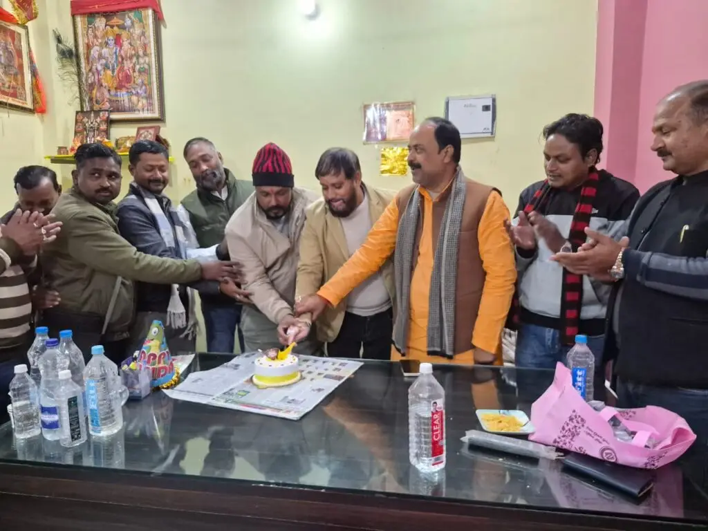 राजधानी प्रेस क्लब के वरिष्ठ उपाध्यक्ष धर्मेन्द्र तिवारी का जन्मदिन धूमधाम से मनाया गया 3 WhatsApp Image 2026 01 05 at 4.51.08 PM