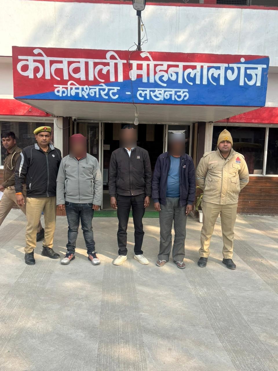 मृतक को जिंदा बनाकर रची गई साजिश: फर्जी आधार व फोटो से हुआ बैनामा, तीन शातिर गिरफ्तार