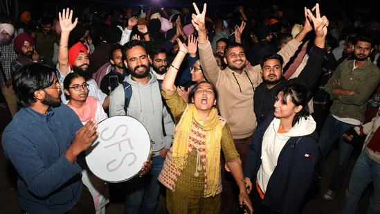 यूपी: वाराणसी में छात्रों ने यूजीसी के नए नियम पर सुप्रीम कोर्ट की रोक का जश्न मनाया