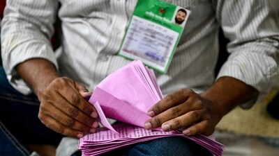 बांग्लादेश ने जनमत संग्रह में जुलाई चार्टर को अपनाने के लिए हाँ में वोट किया: अब क्या? व्याख्या की