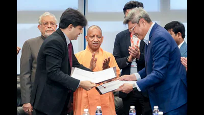 CM Yogi Adityanath centre witnesses the signing 1771959165824