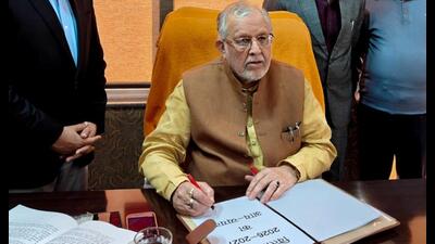 Finance minister Suresh Kumar Khanna signing the U 1770741992956