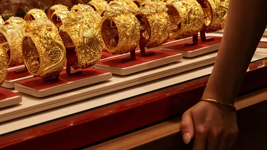 तकनीकी बिकवाली और मजबूत डॉलर के कारण धातुएँ साप्ताहिक हानि के लिए तैयार हैं| भारत समाचार