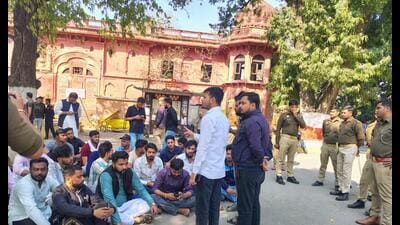 एलयू के छात्रों ने एएसआई संरक्षित लाल बारादरी के आसपास ‘अवैध निर्माण’ का विरोध किया