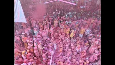 Laddoo Holi at Radha Rani Temple in Barsana town o 1771959711180