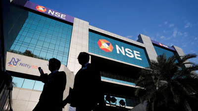 आईटी बिकवाली से भारतीय शेयर बाजार में हलचल मची है और निफ्टी 50 के पांच शेयरों को छोड़कर सभी लाल निशान में हैं व्यापार समाचार