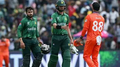 Pakistan s Shaheen Shah Afridi C and Faheem Ashr 1770472665288