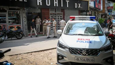 दिल्ली के नरेला के पास ढीली मिट्टी, अस्थायी ढांचे और गुफाओं के कारण 2 मजदूरों की मौत हो गई