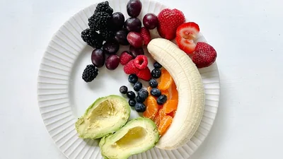 यूके के सर्जन बताते हैं कि रंग-बिरंगे फल और सब्जियाँ खाने से आपके पेट को खुश रखने के साथ-साथ विभिन्न स्वास्थ्य लाभ भी मिलते हैं