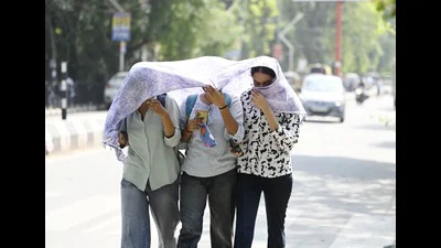 लखनऊ में आज हो सकती है हल्की बारिश, रात तक आंधी