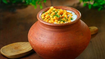 गर्मियों में दही से बने ठंडक देने वाले व्यंजन जिनमें बूंदी रायता, सब्जी रायता और कढ़ी पकौड़ा शामिल हैं