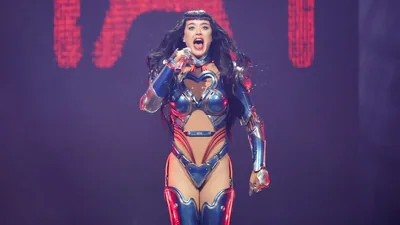 कैटी पेरी को आर्थिक रूप से संघर्षरत प्रशंसक के जवाब के लिए आलोचना का सामना करना पड़ा, सोशल मीडिया ने उन्हें ‘टोन-डेफ’ कहा