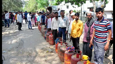 People standing in long queues waiting for LPG de 1773687936007