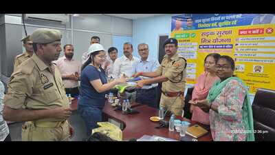 Reflective safety vest safety helmets and traffic 1774378379896