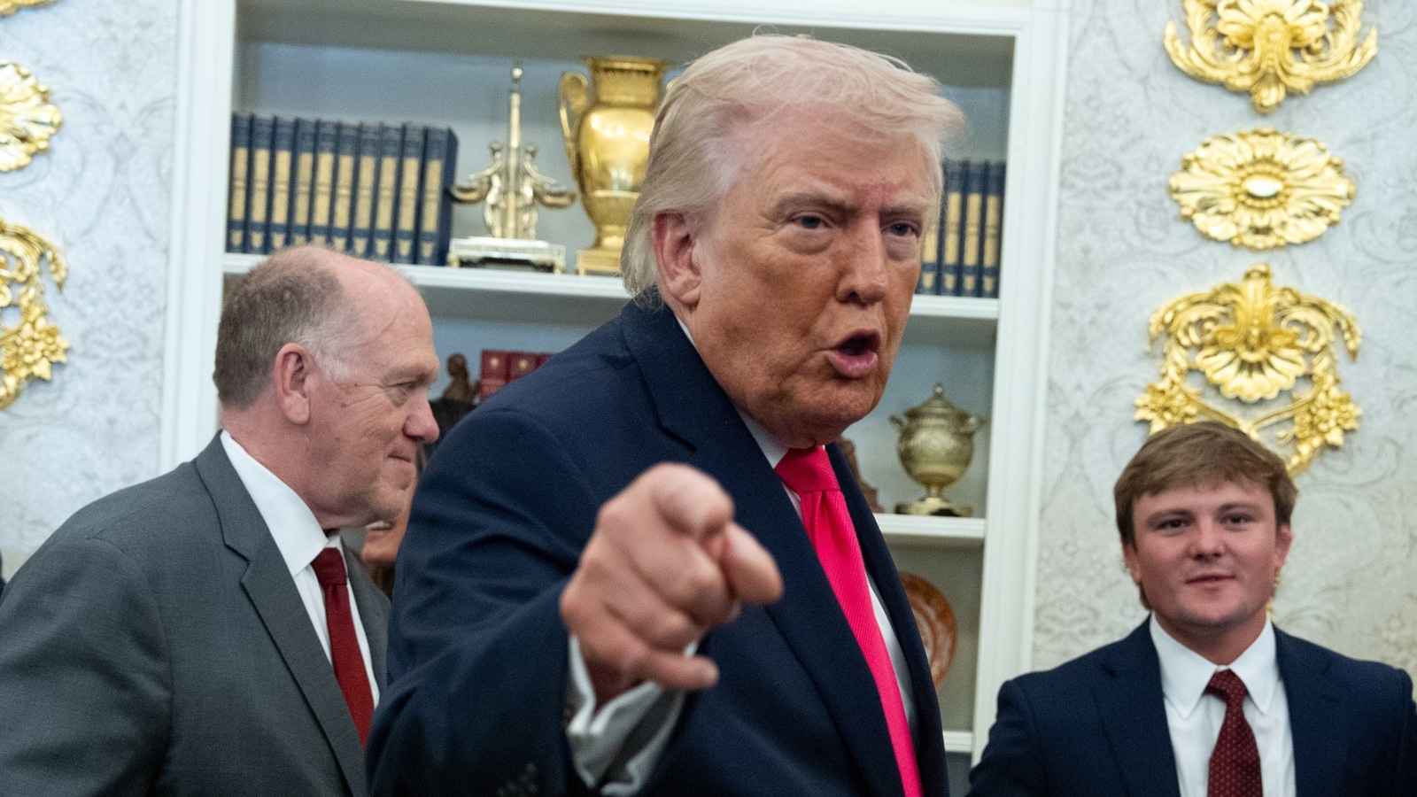 trump mystery gift present iran 1774408394383 1774408394508