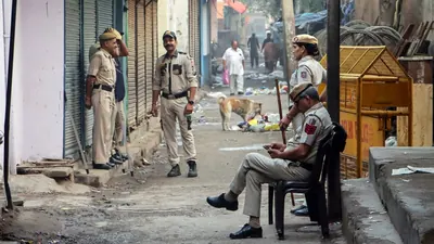 दिल्ली में घर के बाहर शराब पीने का विरोध करने पर ब्रिगेडियर, बेटे से मारपीट के बाद 2 गिरफ्तार| भारत समाचार