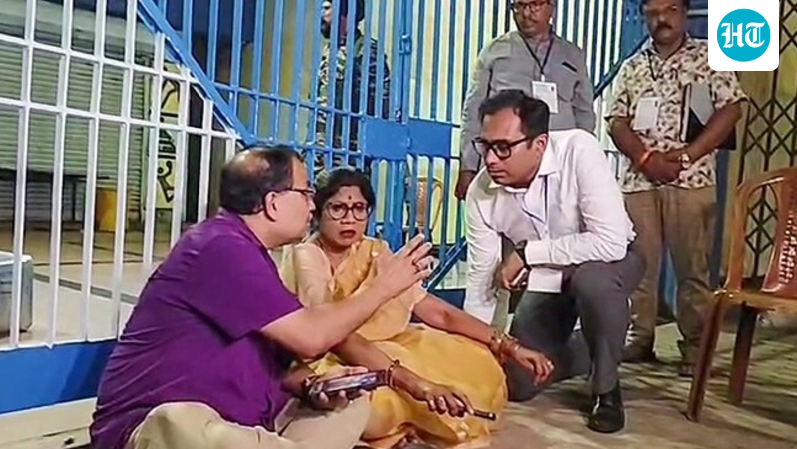 छेड़छाड़ के दावे, अफरा-तफरी: कोलकाता में देर रात तक टीएमसी बनाम बीजेपी के बीच ईवीएम में मारपीट