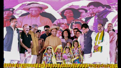 Chief minister Yogi Adityanath centre during an 1775928589051