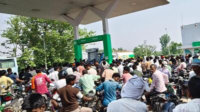 Huge rush at a petrol pump in Lakhimpur Kheri on S 1777129016907