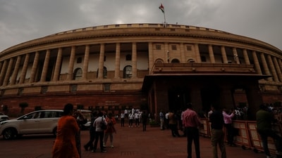 दिल्ली-एनसीआर के लिए गंभीर तूफान की चेतावनी, कुछ हिस्सों में आईएमडी का रेड अलर्ट, क्योंकि आसमान ग्रे हो गया है