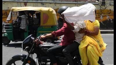 People cover faces to shield from scorching heat i 1777222588547