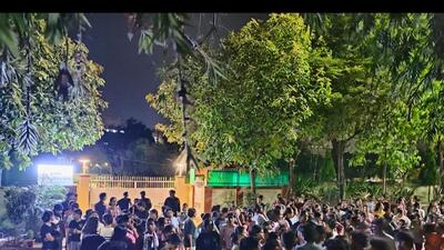 Students holding a protest on Tuesday night SOUR 1777491663898