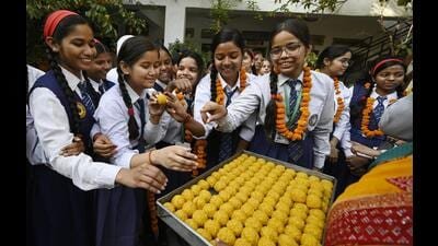 12वीं कक्षा के उत्तीर्ण प्रतिशत चार्ट में लखनऊ शीर्ष पर; हाईस्कूल का ताज भदोही को मिला 2 Students in Lucknow celebrate their success in the 1776961920730