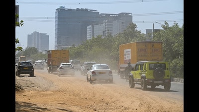 Vehicular movement on a dusty stretch of the South 1777347549992