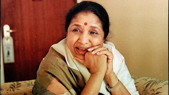 आरआईपी आशा भोंसले: वह आवाज़ जिसने उम्र बढ़ने से इंकार कर दिया, सात दशकों में खुद को फिर से स्थापित किया