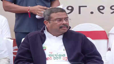 dharmendra pradhan participates in 39swachh sundar sabuja angul39 cleanliness drive