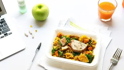 27 किलोग्राम वजन कम करने वाली महिला बार-बार खाने के लिए उच्च प्रोटीन, पेट भरने वाला और बनाने में आसान वजन घटाने वाला भोजन साझा करती है