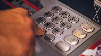 ‘दस्तावेज़ मांगे, भौतिक उपस्थिति नहीं’: बैंक में एक के बाद एक आदमी पैसे निकालने के लिए बहन का कंकाल लेकर आता है