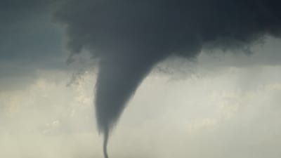 एनिड वेंस एयर फ़ोर्स बेस बवंडर क्षति: वीडियो में ओक्लाहोमा में बड़े बवंडर को चीरते हुए दिखाया गया है