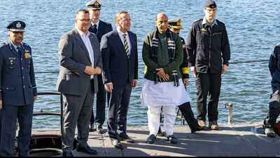 P-75I डील जल्द होने की उम्मीद के चलते राजनाथ ने जर्मन पनडुब्बी यार्ड का दौरा किया | भारत समाचार