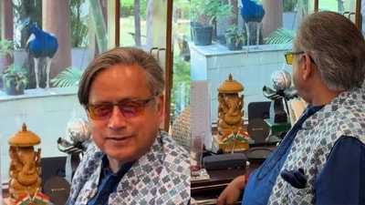 tharoorpeackock 1777369860991 1777369870591