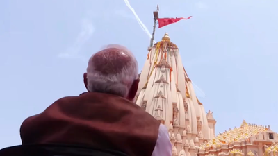 देखें: सोमनाथ के ऊपर का आसमान जीवंत हो उठा जब भारतीय वायुसेना की सूर्यकिरण एरोबैटिक टीम ने शानदार युद्धाभ्यास किया | भारत समाचार