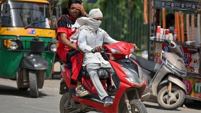 उत्तर भारत में लू चलने से दिल्ली का तापमान 44.6 डिग्री सेल्सियस पर पहुंच गया। यहां स्टेशनवार तापमान देखें