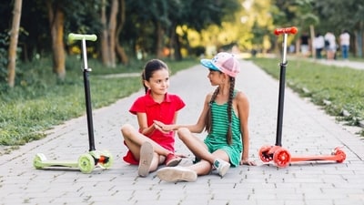 गर्मी की छुट्टियाँ शुरू हो गई हैं और बच्चे बाहर खेलना चाहते हैं? बाल रोग विशेषज्ञ गर्मी की थकावट के 12 खतरनाक संकेतों के बारे में चेतावनी देते हैं
