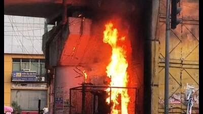 लखनऊवासी लाल रंग में नजर आ रहे हैं क्योंकि रोजाना बिजली गुल होना आम बात हो गई है