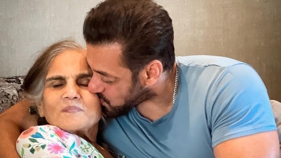 सलमान खान ने स्पष्ट किया कि वह ‘अकेले और अकेले’ नहीं हैं, उन्होंने प्रशंसकों से वायरल ट्वीट पर शांत रहने को कहा: ‘मम्मी पूछ रही हैं क्या हुआ?’