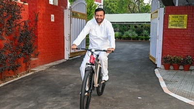 हरियाणा के मुख्यमंत्री सरकारी आवास से सुखना झील तक साइकिल चलाकर पहुंचे; जनता से ईंधन बचाने का आग्रह