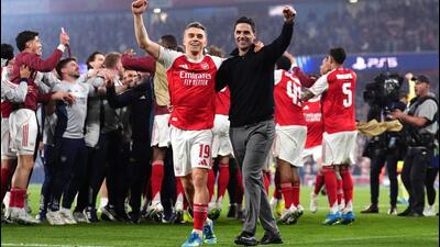 Arsenal s Leandro Trossard L and manager Mikel A 1778082817929